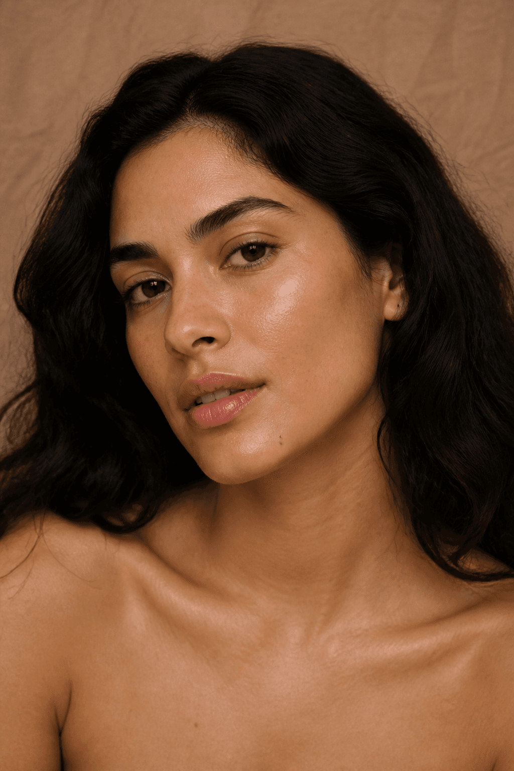 Luiza com iluminador em creme e blush líquido — brilho baixo honesto.
