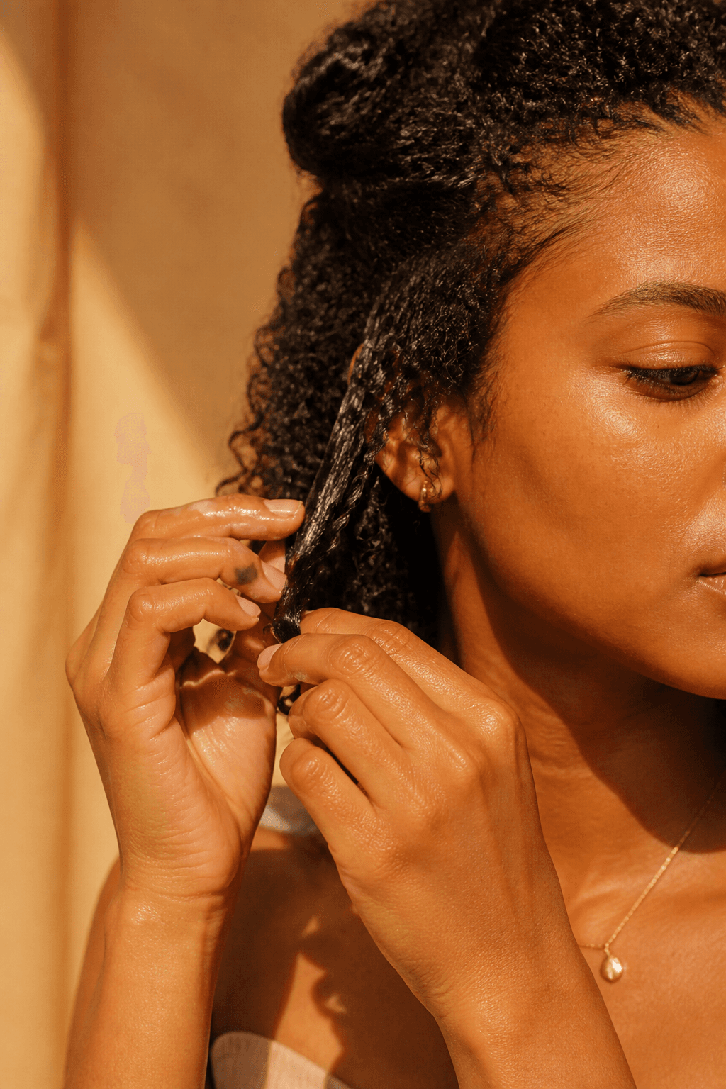 Rafa definindo coils com gelatina — cachos com volume nas pontas.