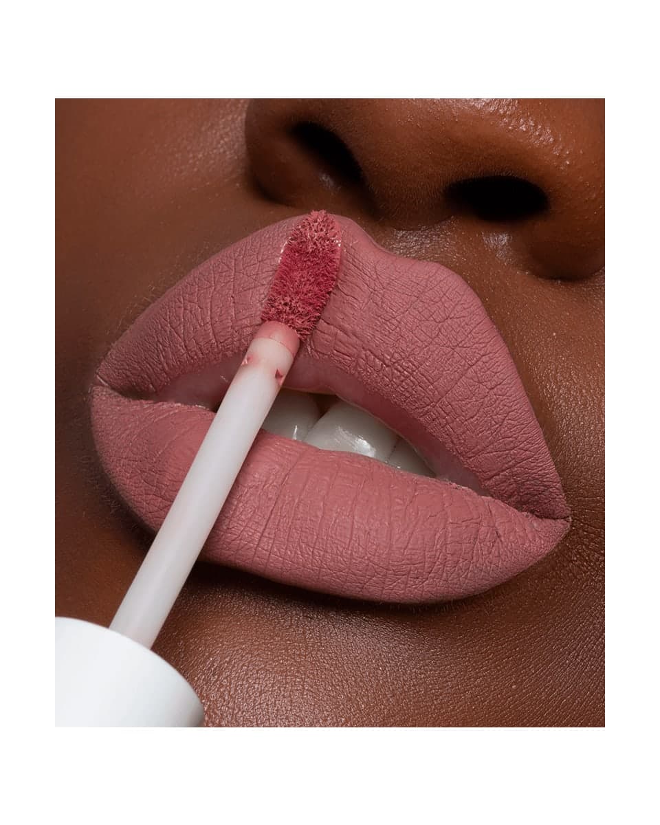Dailus Batom Líquido Matte 12h Nude, aplicado na boca, foto de Dailus