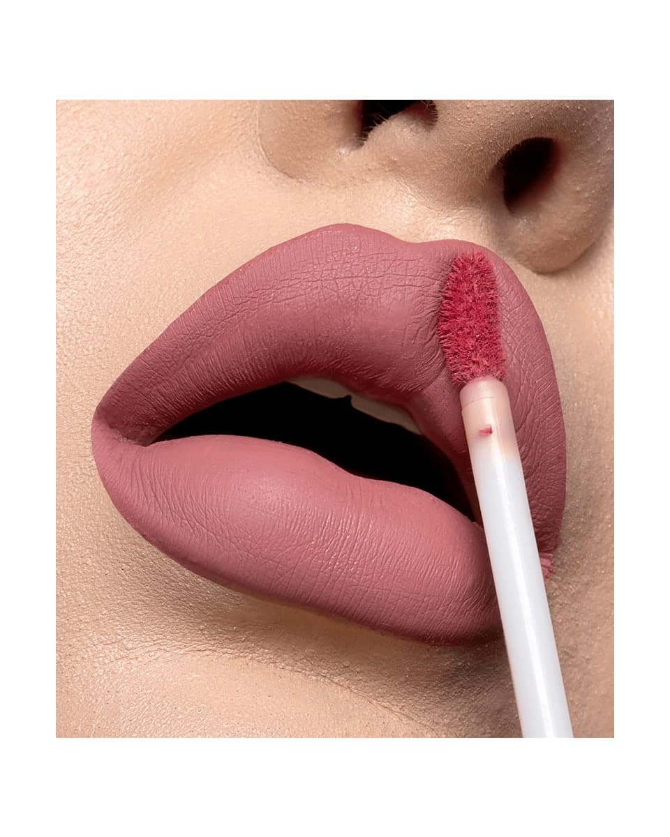 Dailus Batom Líquido Matte 12h Nude, aplicado na boca, foto de Dailus