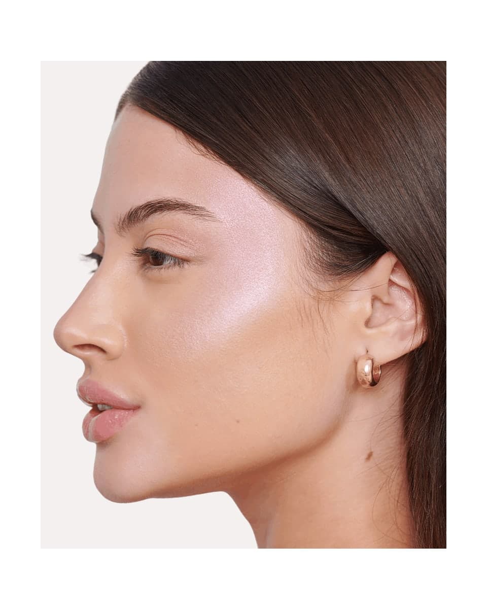 Mari Maria Iluminador Stick Ice Glow Glacial Rose, em uso na campanha da marca, foto de Mari Maria Makeup