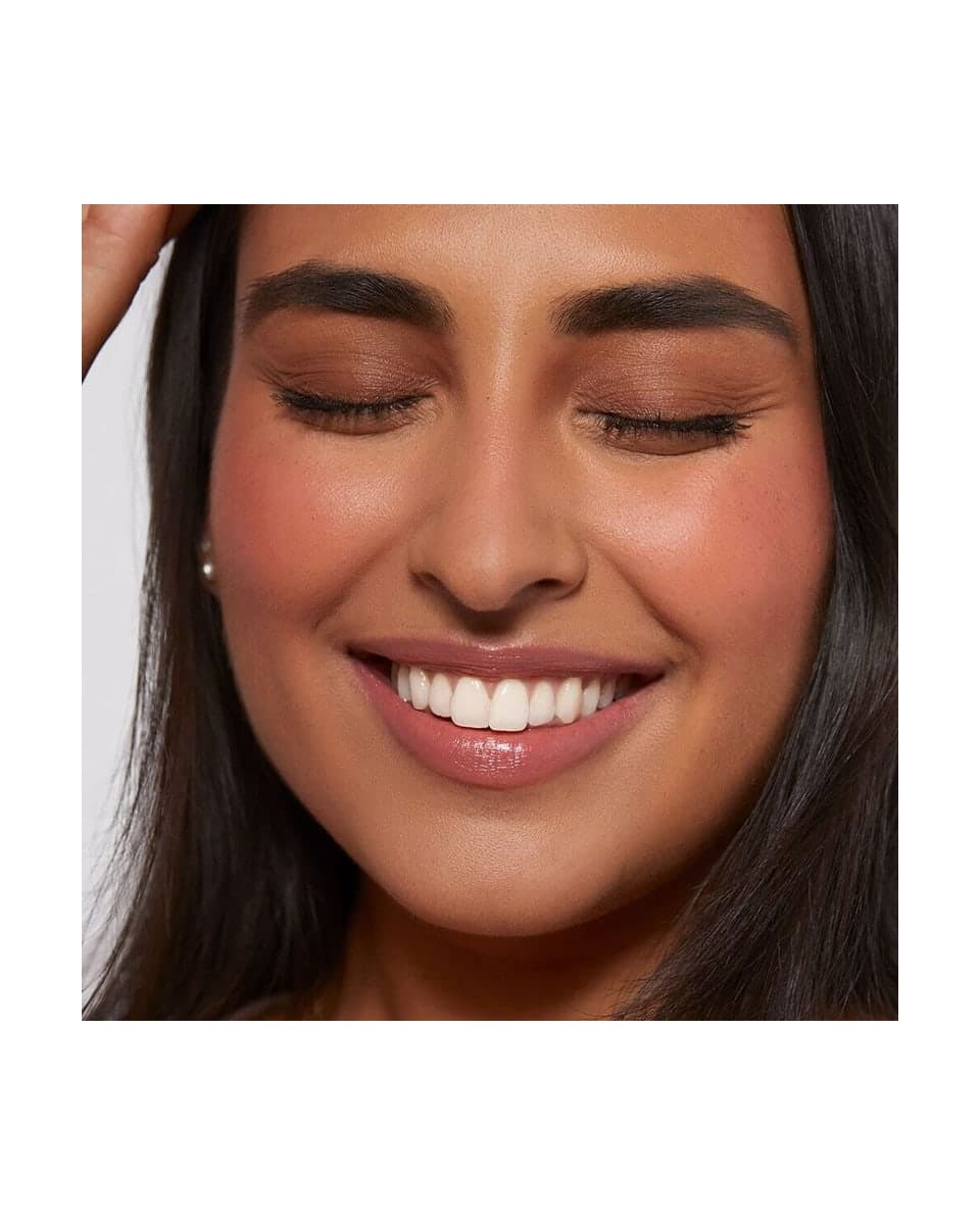 Rare Beauty Soft Pinch Liquid Blush Joy, em uso na campanha da marca, foto de Sephora Brasil
