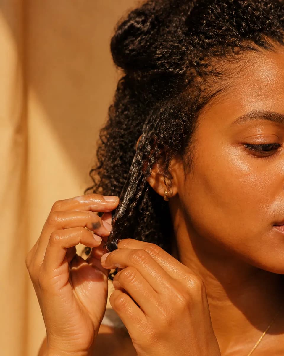 Rafa definindo coils com gelatina — cachos com volume nas pontas.