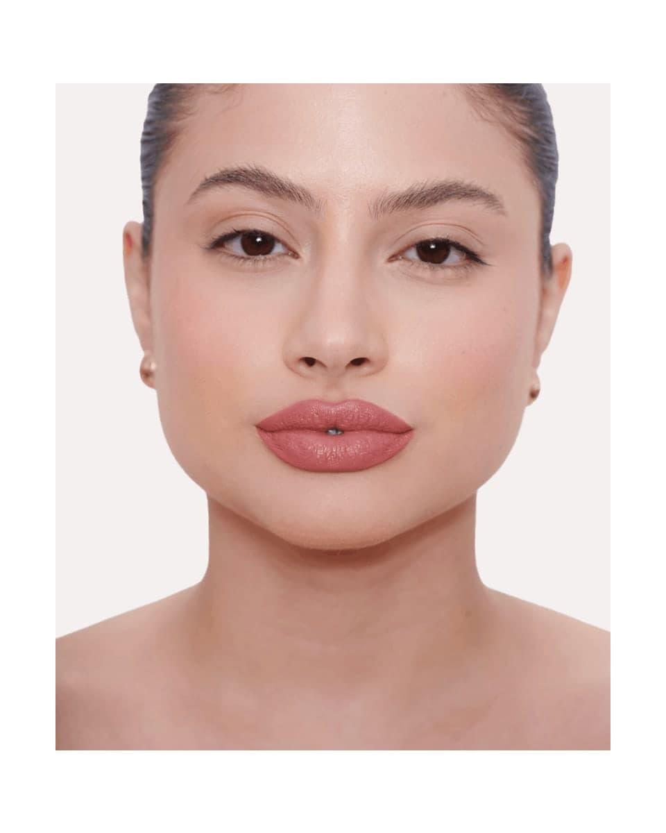 Mari Maria Batom Líquido Creamy Matte Maria Rosa, em uso na campanha da marca, foto de Mari Maria Makeup