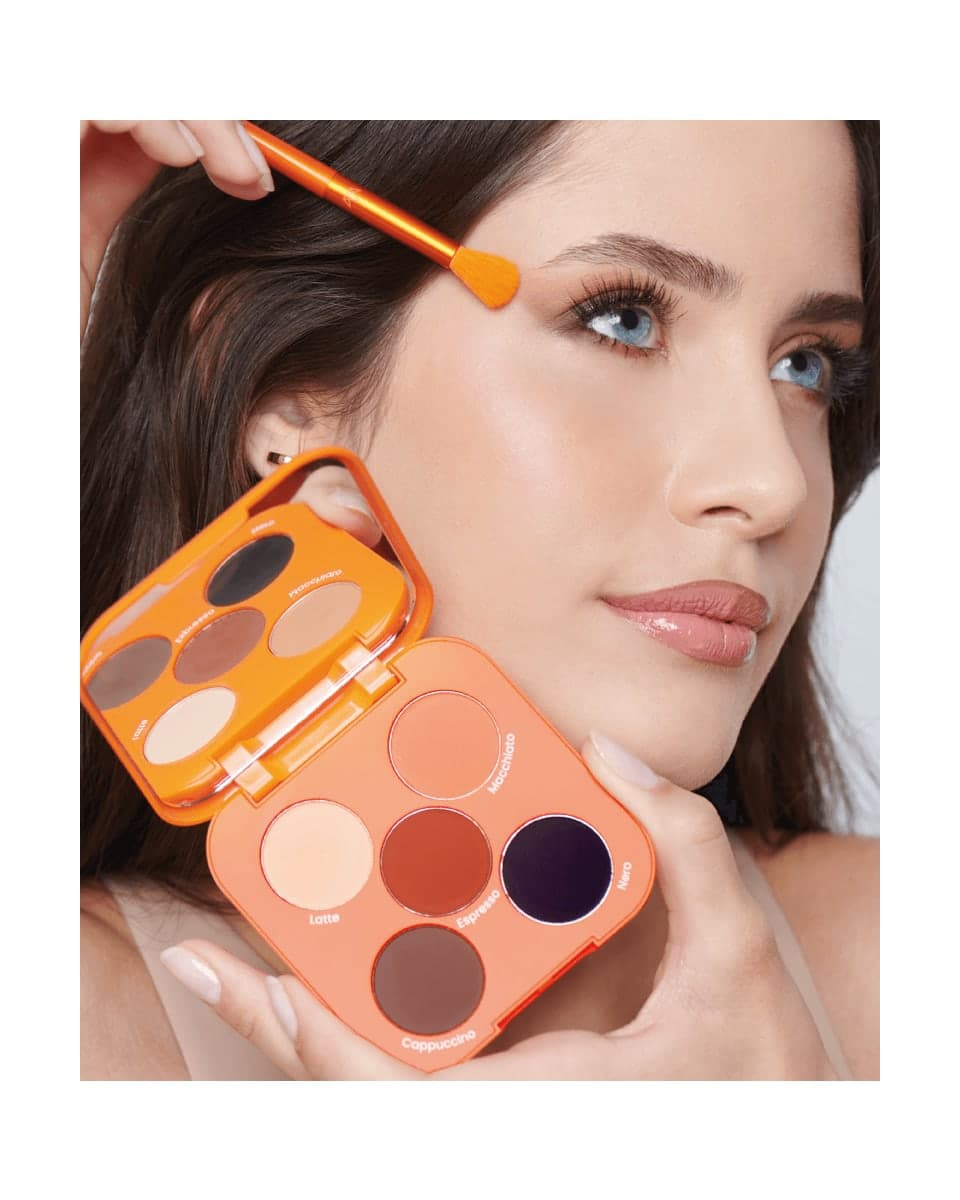 Mari Maria Paleta de Sombras Nude, em uso na campanha da marca, foto de Mari Maria Makeup