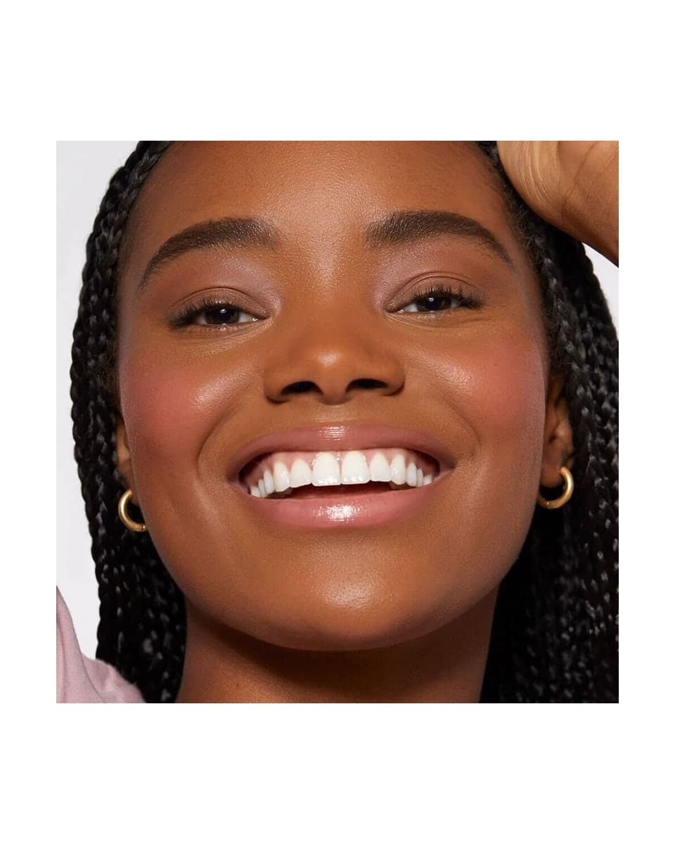 Rare Beauty Soft Pinch Liquid Blush Happy, em uso na campanha da marca, foto de Sephora Brasil